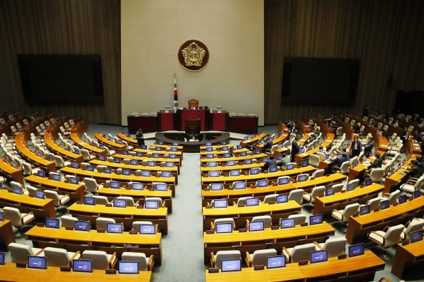 자유한국당이 모든 법안에 필리버스터를 신청한 29일 정기국회 12차 본회의가 열리지 못하고 파행을 겪고 있다./사진=연합뉴스