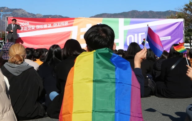 30일 경남 창원시 성산구 롯데마트 옆 중앙대로 일대에서 열린 제1회 경남퀴어문화축제에서 참가자들이 축제를 즐기고 있다. /사진=연합뉴스