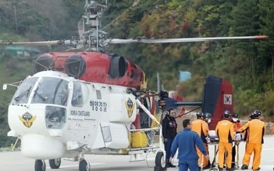 해경 "추락헬기 탑승자 시신 2구 수습…1구는 소방관 추정"