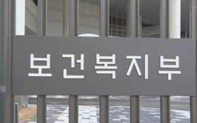 '음주미화 논란' 술병 여성 연예인 사진…복지부, 부착금지 검토