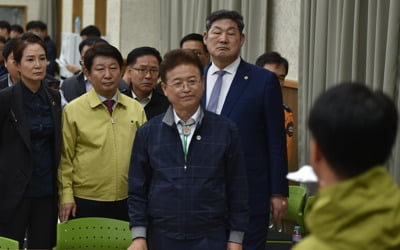 실종자 가족 "나머지 헬기 탑승자 4명 하루빨리 돌아오길"