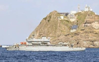 독도 추락 헬기 실종자 수색 기상악화로 난항…수중 탐색 중단