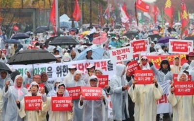 농민단체, 'WTO 개도국 지위 포기' 반발 서울서 빗속 1만명 집회(종합)