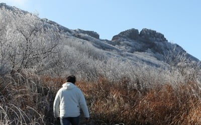 겨울이 성큼…무등산에 올가을 첫 상고대·얼음