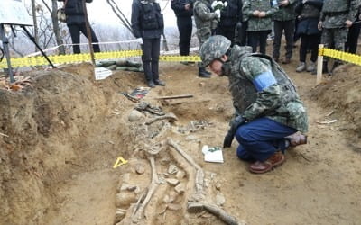 이총리, 유해발굴현장서 "최후의 한분까지 모시는 게 도리"(종합)