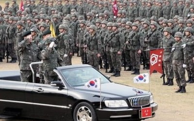 육군 30사단 민간인 오픈카 태우고 열병 '논란'…육군 조사착수(종합)