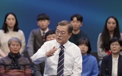 文대통령 "2년간 최저임금 인상 급격" 언급…속도조절 유지하나