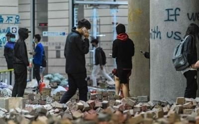 '이공대 포위' 홍콩경찰, '미성년자도 체포방침' 밝혔다 물러서