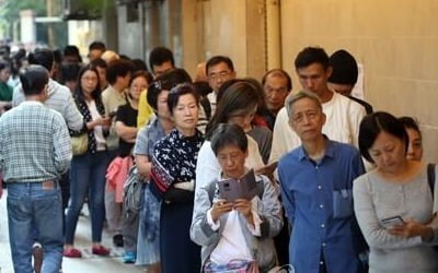 홍콩 선거 294만명 참여 새역사…투표율 역대 최고 71%