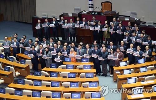 한국당 "與 민생법안 처리요구 거절"…필리버스터 강행 여론전