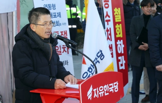 단식투쟁을 했던 자유한국당 황교안 대표가 2일 청와대 사랑채 투쟁천막 앞에서 열린 최고위원회의에서 발언하고 있다. [사진=연합뉴스]