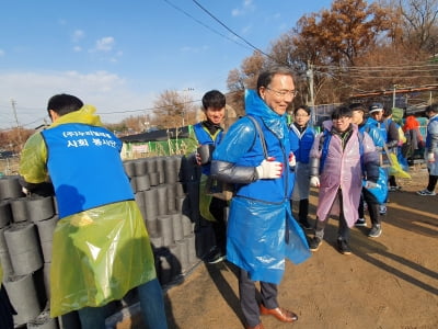 누리텔레콤, 에너지취약계층 연탄후원에 '구슬땀'