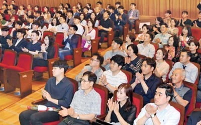 기업들 "합격자 이탈 막아라"…해외연수 보내고 부모 초청 환영식