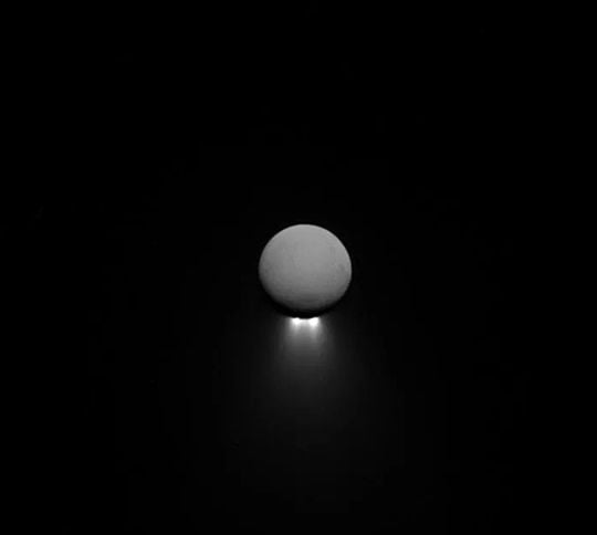 [강현우의 월드사이언스] 물을 내뿜는 토성의 위성, 엔셀라두스