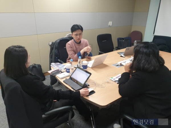 한국당 영입인사 백경훈 청사진 대표, 조혜림 자유한국당 차세대여성위원회 부위원장, 채지민 우리공화당 기획홍보팀장(왼쪽부터)가 정치 현안과 보수 진영의 미래에 대해 이야기하고 있다. /사진=조준혁 한경닷컴 기자