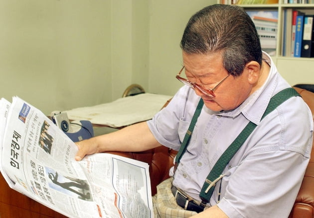 2003년 충남 천안 연암축산원예대학(현 연암대학교)에서 한국경제신문을 읽고 있는 고(故) 구자경 명예회장.  /김영우 기자 youngwoo@hankyung.com