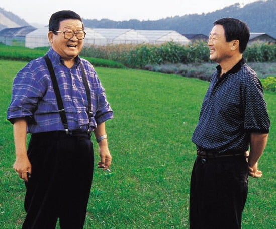 1999년 구자경 LG 명예회장(왼쪽)과 구본무 LG 회장이 담소를 나누고 있는 모습.  /LG 제공