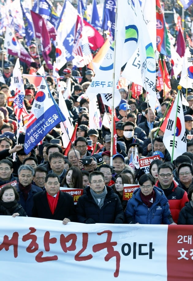 황교안 자유한국당 대표와 심재철 원내대표를 비롯한 의원들이 14일 오후 서울 광화문광장에서 열린 '문 정권 국정농단 3대 게이트 규탄대회'를 마치고 청와대 방향으로 행진하고 있다. [사진=연합뉴스]