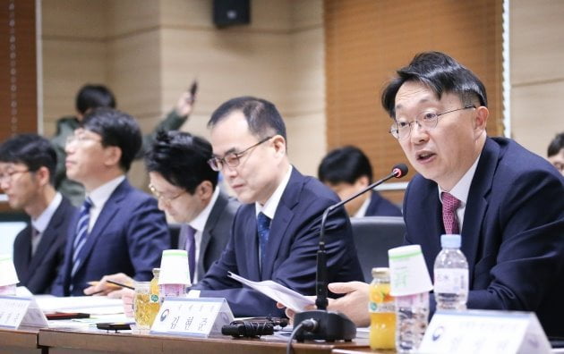 김현준 국세청장(맨 오른쪽)이 지난달 인천 남동국가산업단지에서 개최한 세정지원 간담회에서 발언하고 있다. 국세청 제공