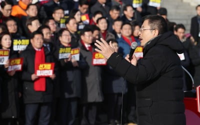 보수 유튜버 껴안은 한국당…출입기자와 '동등 대우' 제안도