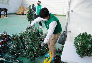 전국 아동 기관에 전달할 트리를 세척하고 포장하는 스타벅스 파트너들