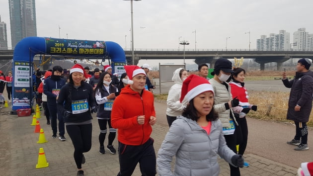 크리스마스에도 마라톤 뛴 달리기 마니아들