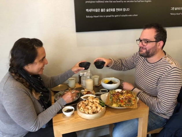 프랑스 파리의 백세주마을에서 현지인들이 막걸리를 즐기고 있다. (사진 = 국순당)