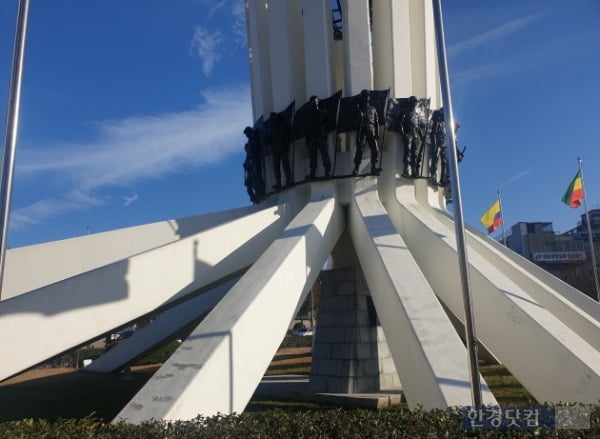 지난 8월, 부산 남구에 있는 '유엔(UN)군 참전기념탑'을 하늘에서 바라보면 욱일기를 빼닮았다는 주장이 제기됐다. 그러나 현재까지 부산시는 요지부동인 것으로 확인됐다. 사진은 해당 기념탑의 모습. /사진=조준혁 한경닷컴 기자