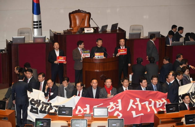 [포토] 국회의장석 둘러싸는 한국당