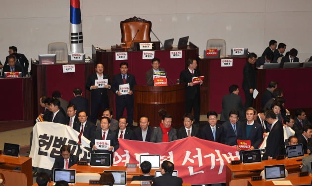 [포토] 의장석 둘러싼 한국당