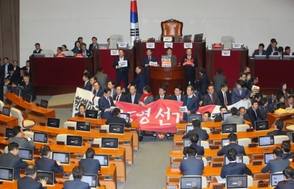 "국회는 사망했다"…한국당, 국회의장석 점거 농성중