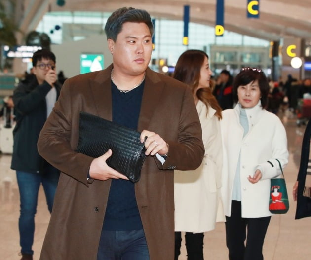  류현진이 25일 오전 인천국제공항 2터미널에서 캐나다 토론토로 출국하고 있다. 자유계약선수(FA) 신분인 류현진은 23일 토론토 블루제이스와 4년 8천만달러(약 929억4천만원)에 입단하기로 합의했다. 류현진은 메디컬테스트를 받고, 이상이 발견되지 않으면 현지에서 입단 기자회견도 소화할 계획이다. [사진=연합뉴스]