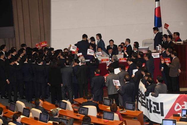 [포토] 한국당 의원들에 둘러쌓인 문희상 의장