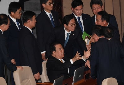 [포토] 한국당 의원과 마찰 빚는 문희상 의장