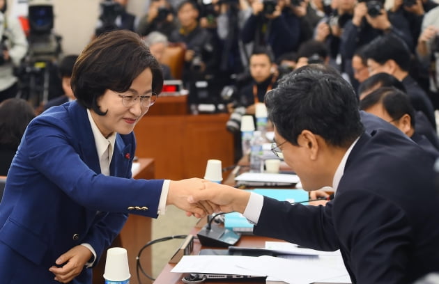 [포토] 한국당 의원들과 인사 나누는 추미애 후보자