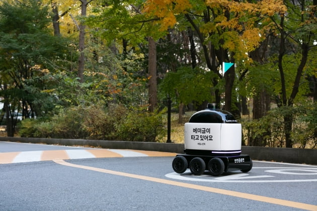 건국대학교 서울캠퍼스에서 음식을 배달하고 있는 자율주행 배달로봇 '딜리'. 우아한형제들 제공