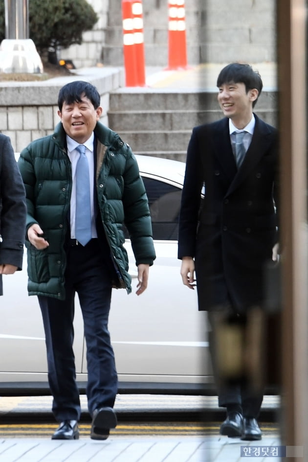 [포토] 활찍 미소 지으며 법원 출석하는 쏘카-타다 대표