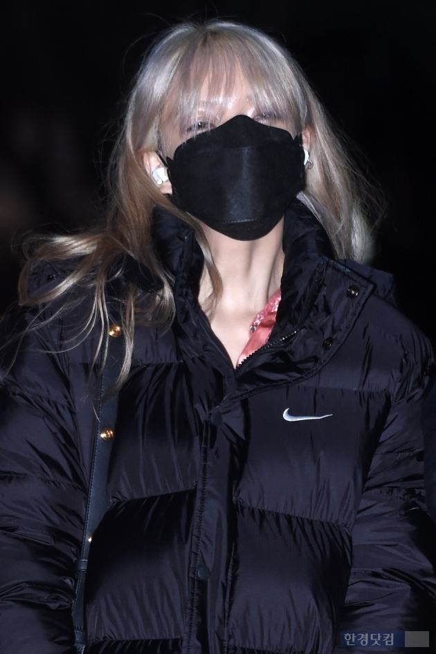 [포토] AOA 지민, '마스크 하나로 다 가려지는 작은 얼굴'