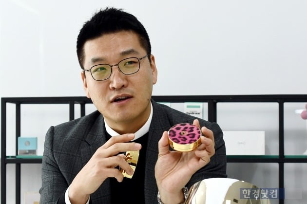 유봉호 엠에스코 영업본부 이사가 DPC의 핑크아우라쿠션 레오파드 에디션을 선보이고 있다. 해당 제품은 중국에서 200만개가 팔려나갔다. (사진 = 변성현 기자)