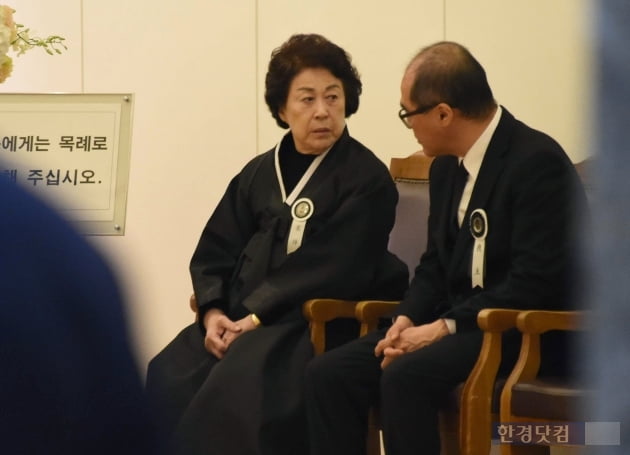 [포토] 故 김우중 전 회장 빈소서 대화 나누는 정희자 여사-김선엽씨