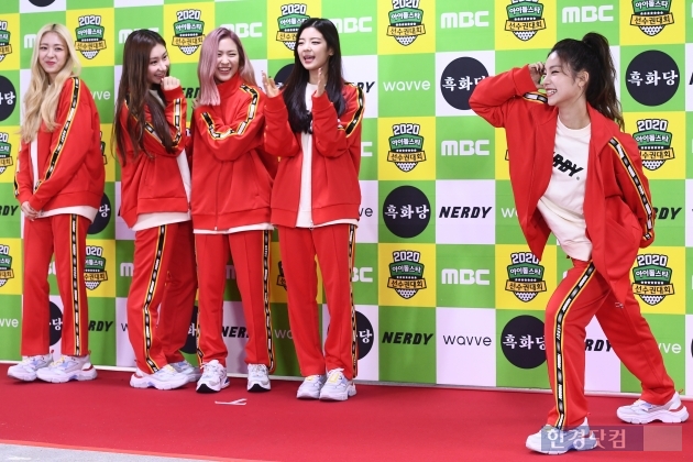 [포토] ITZY, '예지 투구에 우리는 부끄러워'