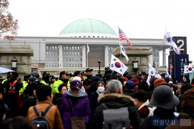 [포토] 한국당 집회에 출입 통제된 국회