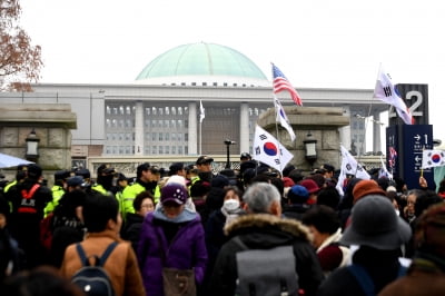 [포토] 한국당 집회에 출입 통제된 국회