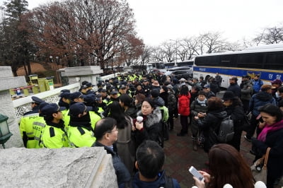 [포토] 한국당 이틀째 집회에 출입 통제된 국회