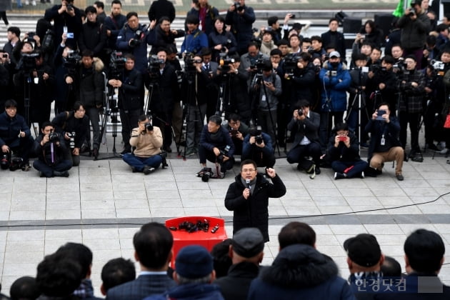 [포토] 황교안, '공수처법, 선거법 날치기 반대한다'