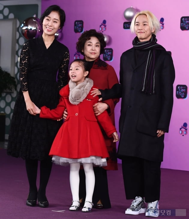 [포토] 팝핀현준-박애리 가족, '다정한 가족 나들이' (2019 KBS 연예대상)
