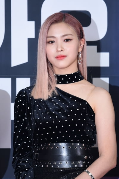 [포토] ITZY 류진, '그렇게 바라보면 심쿵'(SBS 가요대전)