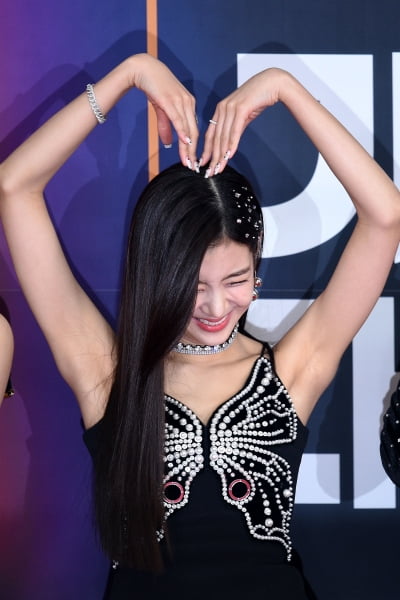 [포토] ITZY 리아, '큰 하트는 부끄러워요~'(SBS 가요대전)