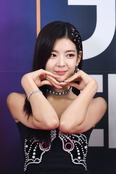 [포토] ITZY 리아, '여러분 하트 받으세요~'(SBS 가요대전)