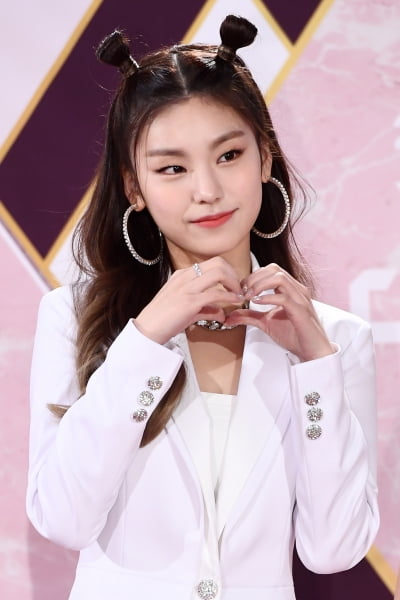 [포토] ITZY 예지, '귀엽게 하트~' (2019 KBS 가요대축제)